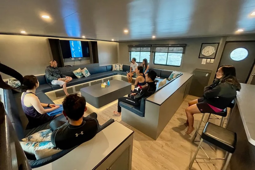 Similan liveaboard DiveRace saloon